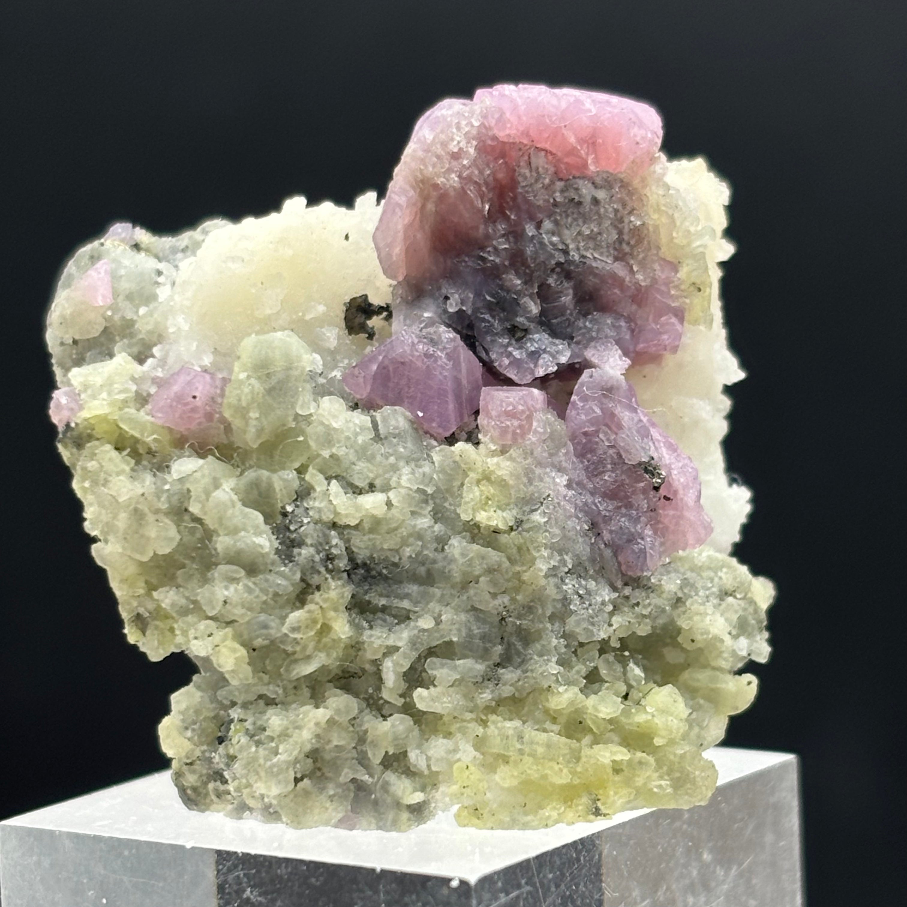 Rare Fluorescent Spinel - 059